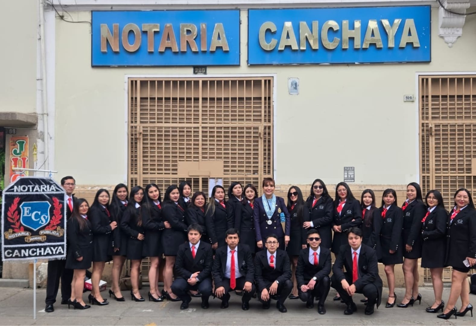 Equipo de la Notaría Elsa Canchaya frente a su sede en Huancayo